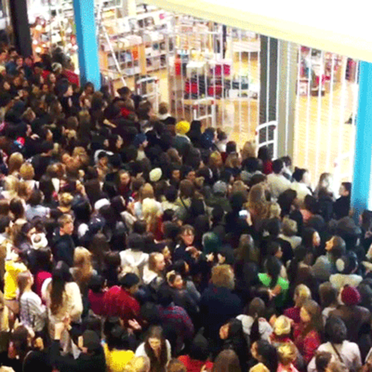 Denver Black Friday shoppers crowd malls
