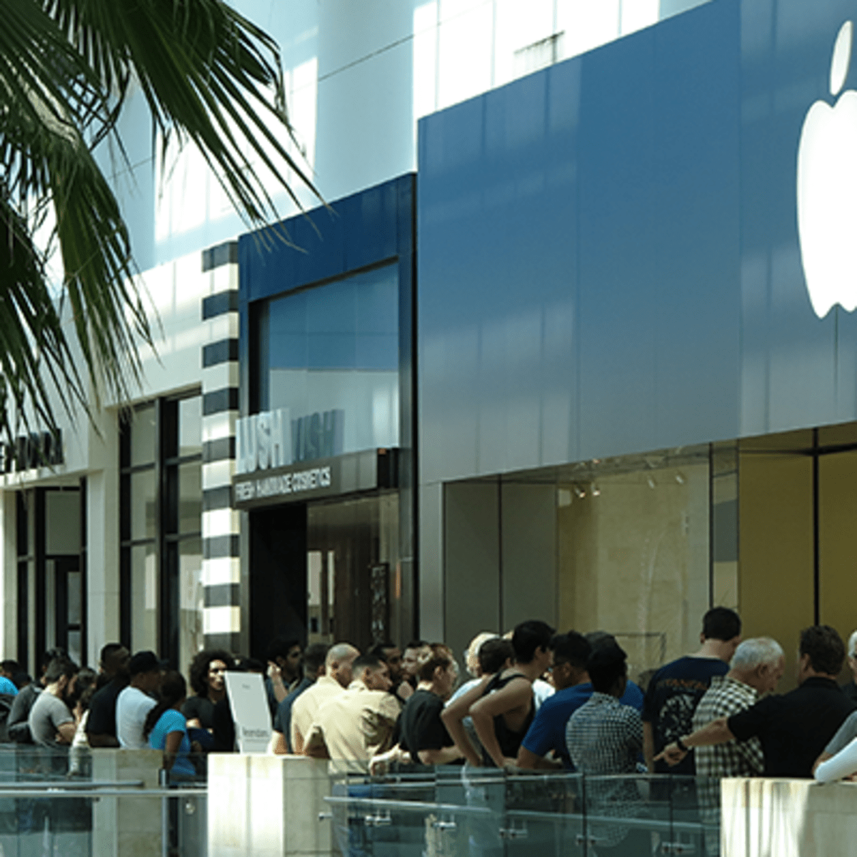 Apple (AAPL) Has Triggered This Major Phenomenon That Is Preventing Many  Malls From Dying - TheStreet