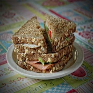 Buying lunch on the go may be fast and easy, but it can also be a huge money waster for Americans on a budget. After all, in some cities buying a sandwich, drink and bag of chips can cost $12 or more, which can add up quickly week after week. Preparing your own lunch is a great way to keep more money in your pocket, but what if you’re not into cooking and the microwave is your go-to kitchen appliance? And do you really want to add another task to your day just to save a few dollars? Luckily, there are ways to make your own lunch without putting a lot of effort into the preparation. Here are tips from celebrity chefs and food experts on how to create easy, tasty lunches for less than $10. Photo Credit: Meneer Zjeroen 