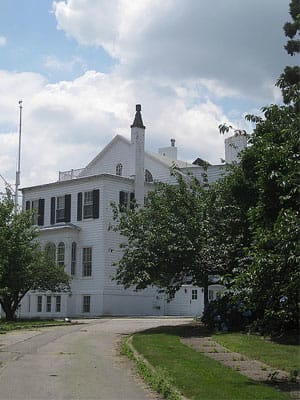 When you move to a new city, you’re often flying blind when it comes to choosing a new neighborhood. Chances are good that you only know a few of the more famous neighborhoods in town (for instance, Beverly Hills in Los Angeles), so unless you’re able to talk to locals and explore the city before buying a home, you might overlook some of the more obscure parts of town. With this in mind, real estate site Trulia.com produced a listing of the “best-kept secret neighborhoods” in 12 of the country’s major metropolitan areas. To assemble the list, Trulia looked at relatively affluent ZIP codes in each city based on the median list price of homes, then identified which ones had the lowest proportion of searches by out-of-towners on its website. In that way, they were able to see which neighborhoods attract a high level of interest from knowledgeable locals – but are often overlooked by house hunters unfamiliar with the city. Here they are. Photo Credit: H.L.I.T.