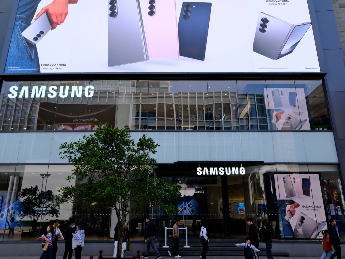 Samsung puts crypto in 75 million pockets, Apple refuses to play -  TheStreet Crypto: Bitcoin and cryptocurrency news, advice, analysis and more