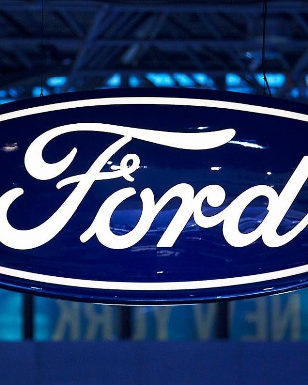 Ford Leads Autos Higher as Earnings Fuel Stock Gains