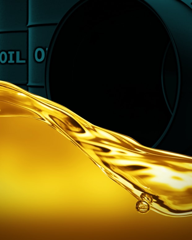 Oil Falls as J.P. Morgan Cuts Price Forecast, Producers Ramp Up Drilling