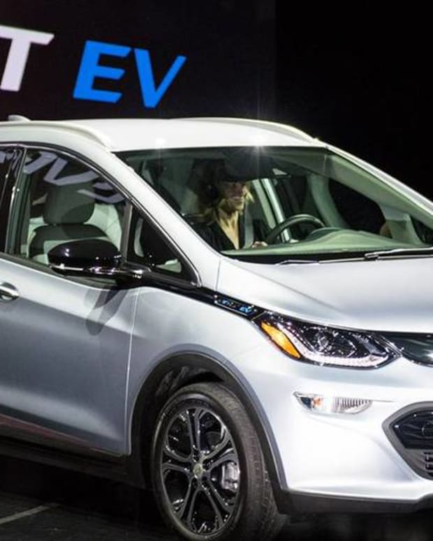 GM Unveils New Cruze Hatchback, Disccusses Bolt EV at Car Show