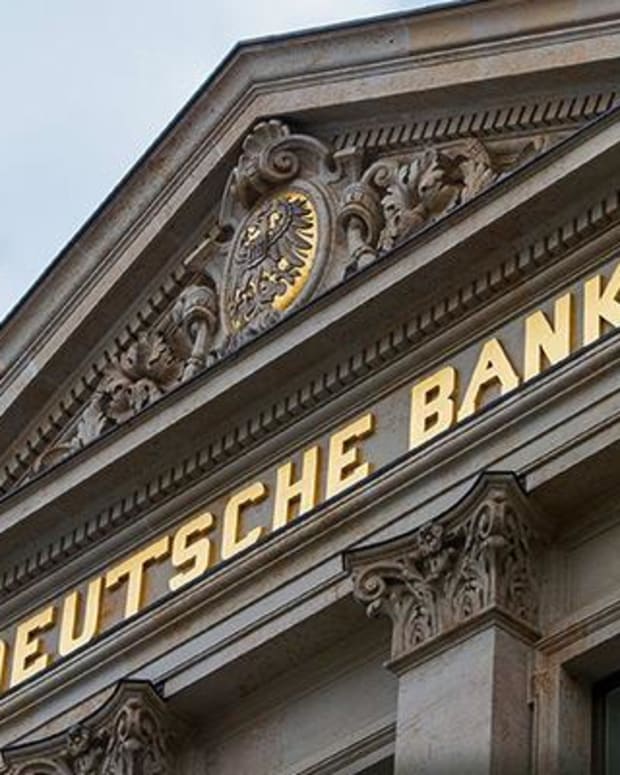 Deutsche Bank Slips After Shareholders Approve Potential for Capital Increases