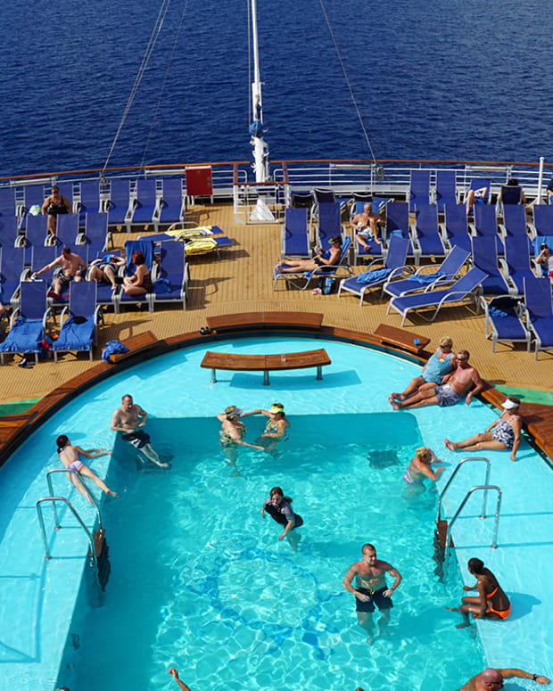 17 Carnival Breeze Ritu Manoj Jethani : Shutterstock