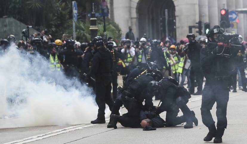 Riot police arrest anti-government protesters in Central on Sunday. Photo: Sam Tsang