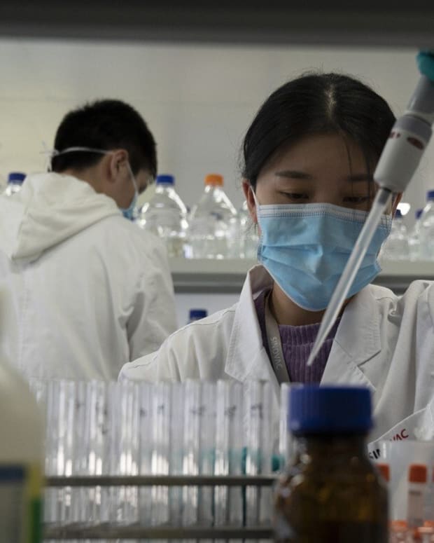An employee of SinoVac works in a lab at a factory producing its SARS CoV-2 Vaccine for COVID-19 named CoronaVac in Beijing on Thursday, Sept. 24, 2020. Photo: AP