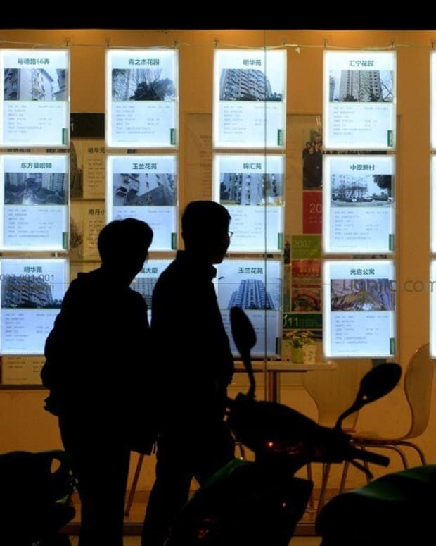 Home buyers looking at real estate advertisements on display at Lianjia, China's biggest real estate brokerage agency, in Shanghai on Mar. 05, 2016. Photo: Lai Xinlin