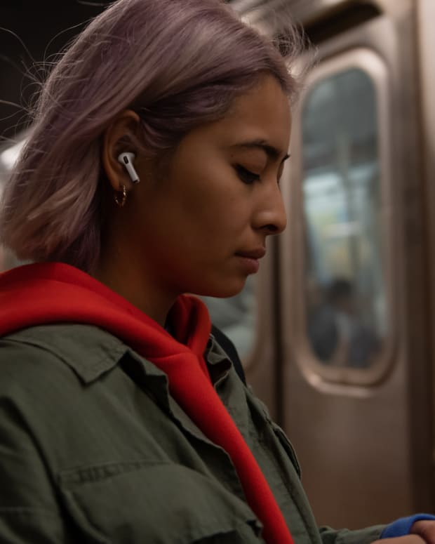 Apple_AirPods-Pro_Lifestyle_102819