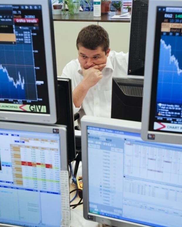 A trader monitors bond prices on trading terminals. Photo: EPA-EFE