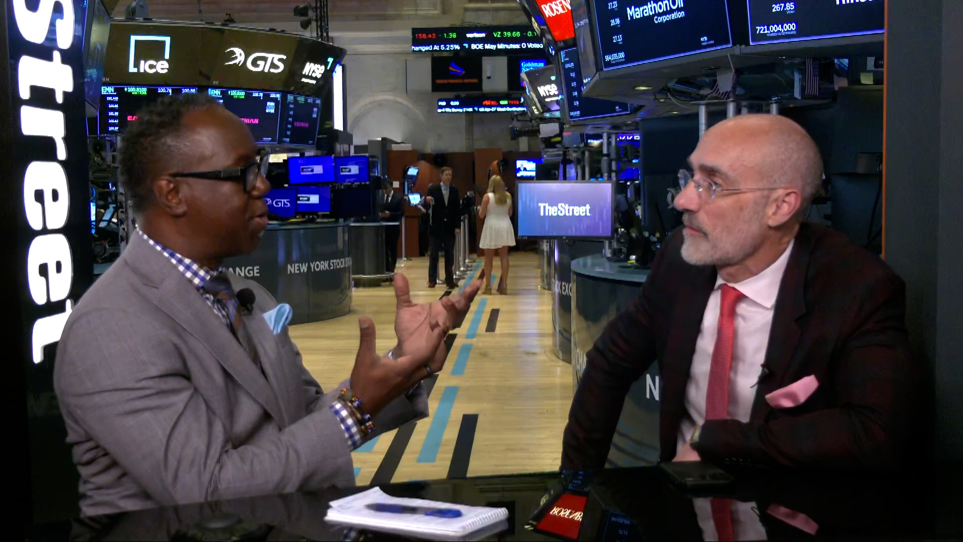 Harvard author explains how social media is costing people money - TheStreet