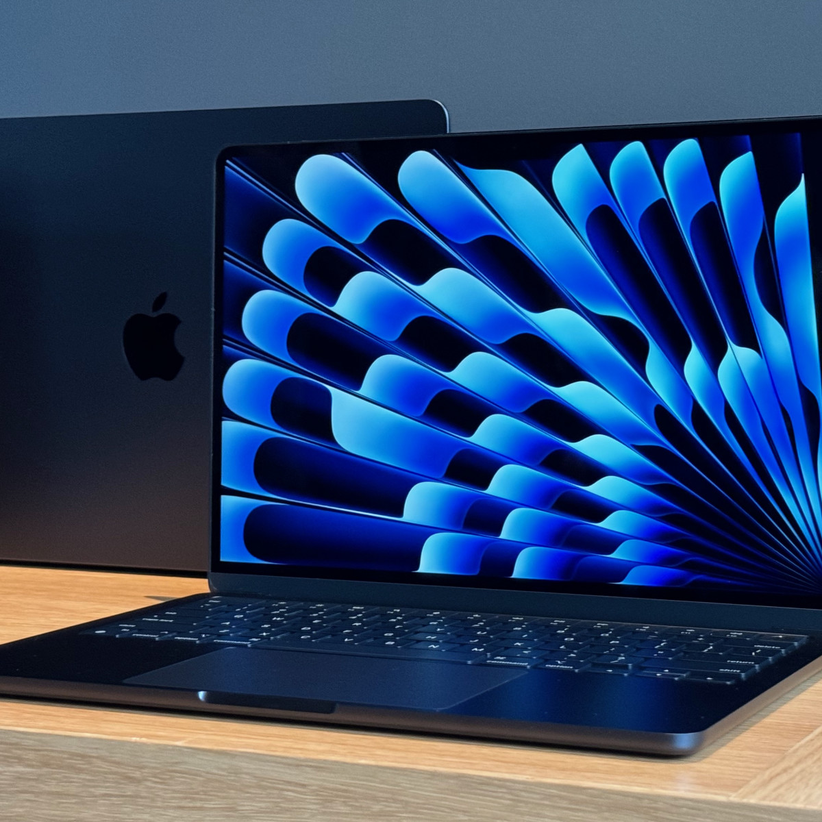 13インチ　Mac Book Air Amazon.com: Apple MacBook Air with Intel Core i5, 1.6GHz, (13-inch