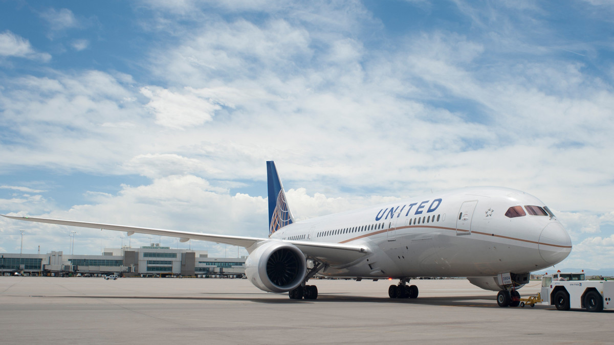 A United passenger actually tried to break into the cockpit and escape the plane thumbnail