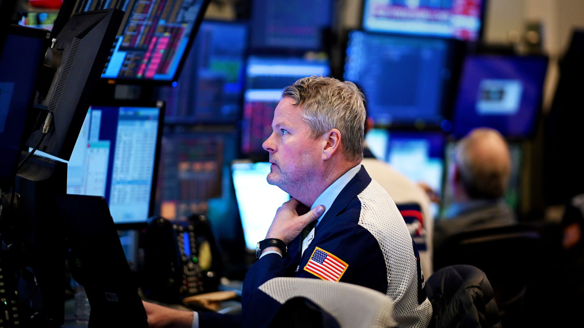 Stock Market Today: Stocks extend record run on rate cut bets; 3M plunges