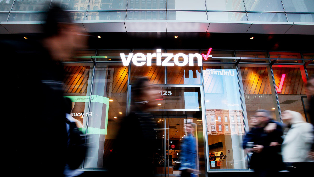 Verizon jumps as KeyBanc lifts rating, sees market share gains over AT&T