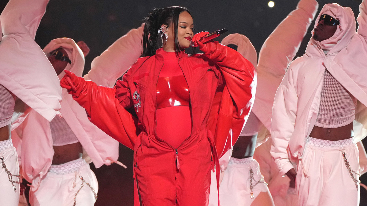 https://www.thestreet.com/.image/c_fit%2Ch_800%2Cw_1200/MTk2MDcwNjEyMDgxMzIxOTgy/rihanna_superbowl2_kl_022223.jpg