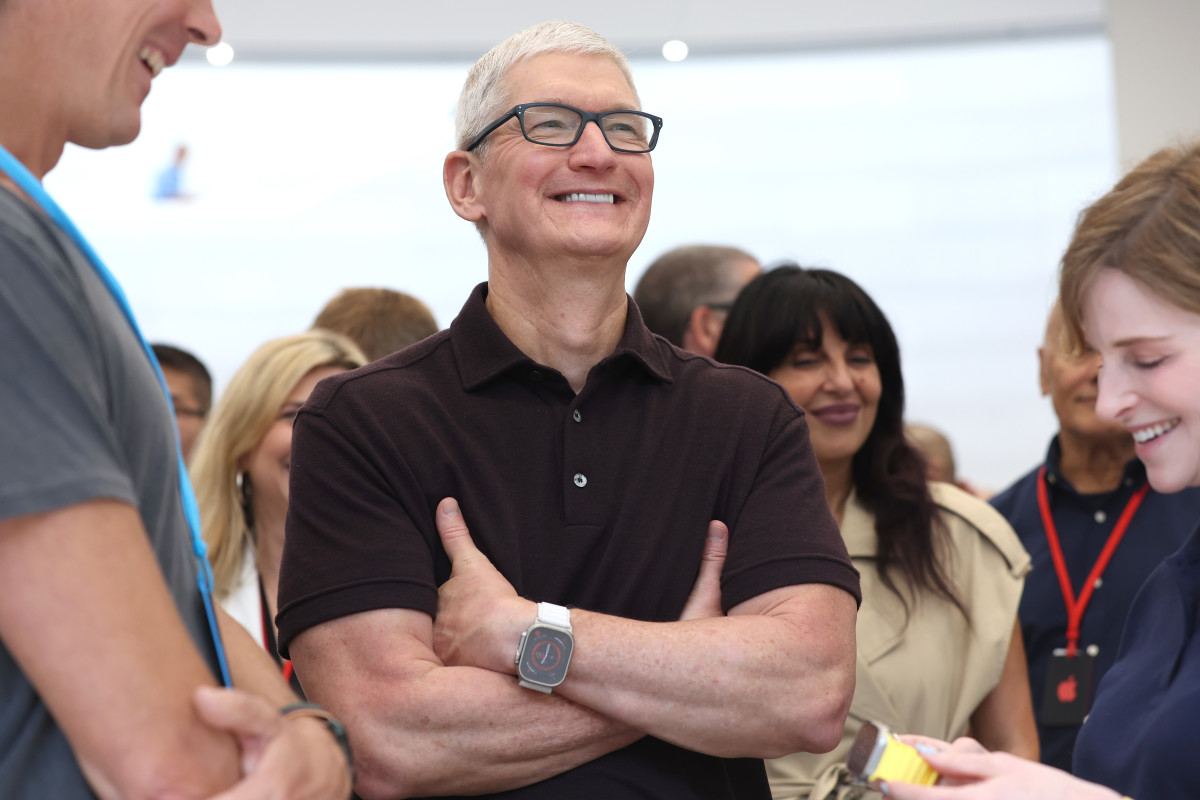 Analyst revamps Apple stock rating ahead of key earnings report