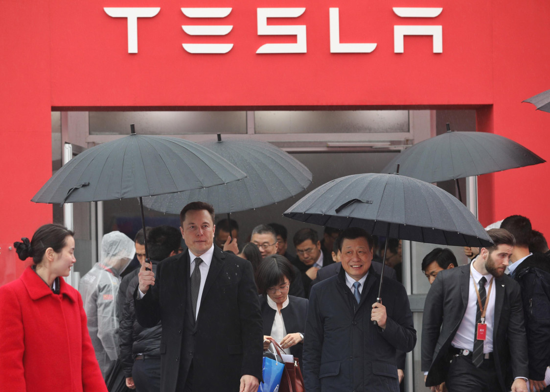 Analyst overhauls Tesla price target amid major strategy shift.
