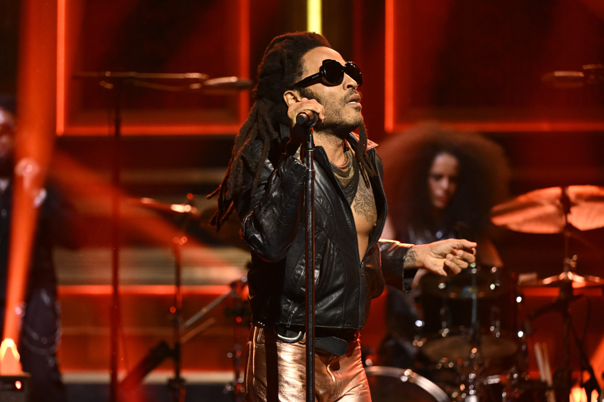 Las Vegas Strip casino signs huge rock star to residency