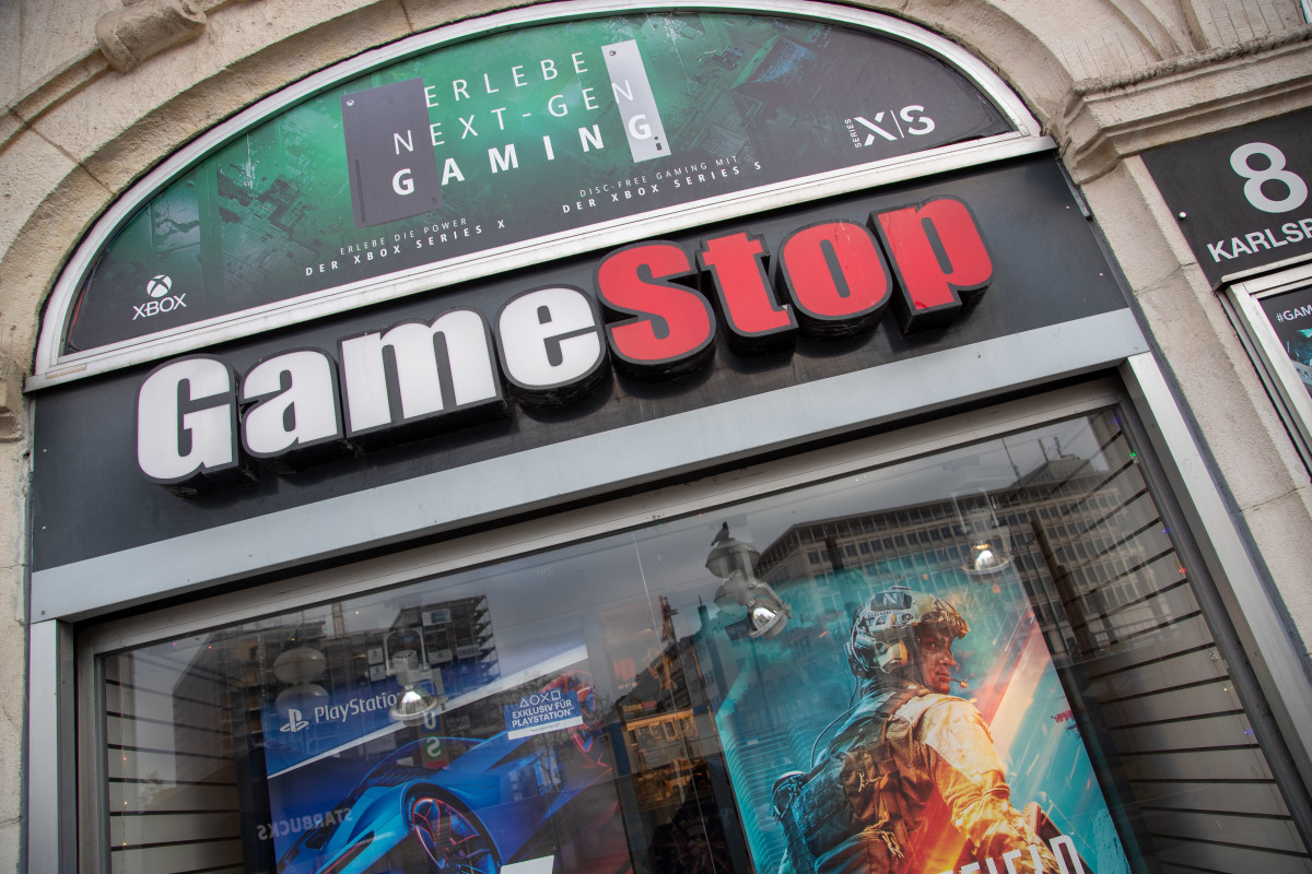 GameStop shares tumble after surprise Q1 report, capital-raising plan