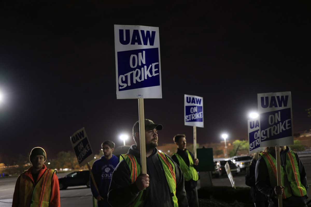 https://www.thestreet.com/.image/c_fit%2Ch_800%2Cw_1200/MjAxNzI0ODkyNzcxNTI2NDIw/united-auto-workers-expand-strike-to-ford-truck-plant-in-kentucky.jpg