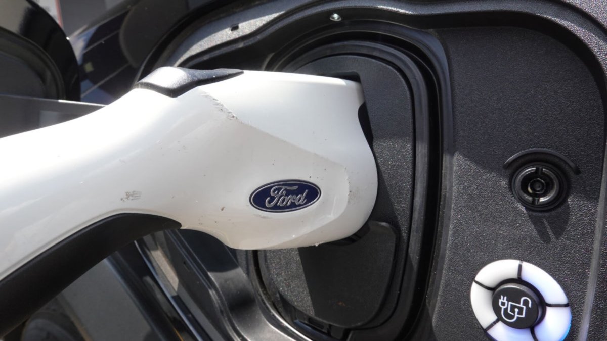 Ford, GM have plan for EV buyers worried about $7,500 tax credit