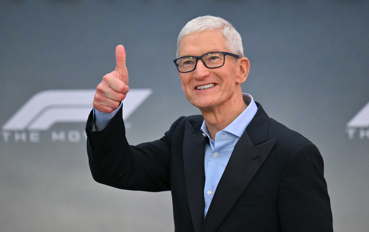 Apple stock price swing with $143B record
