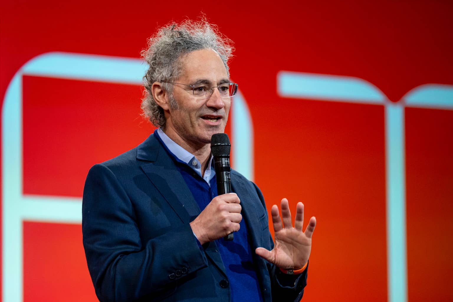 Analysts revamp Palantir stock rating