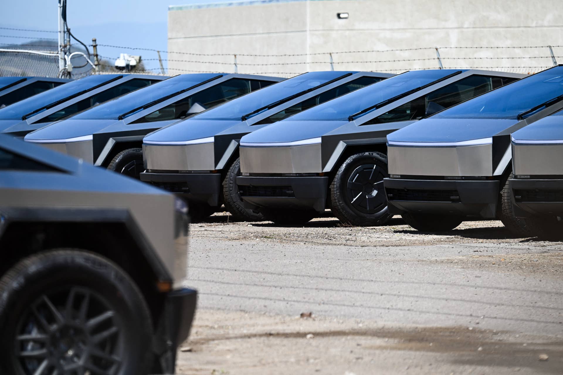 Cybertruck fans have 10 days to take advantage of Tesla's desperation
