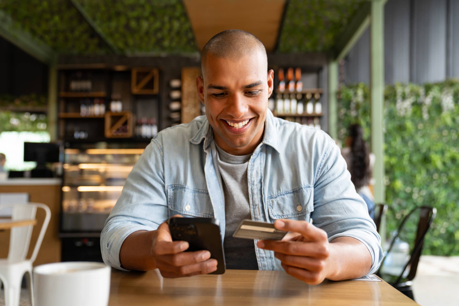 How to cut your holiday travel costs with rewards credit cards
