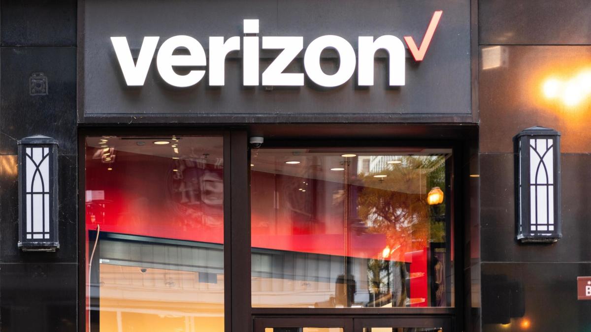 Verizon's $20 billion acquisition resets dividend outloook