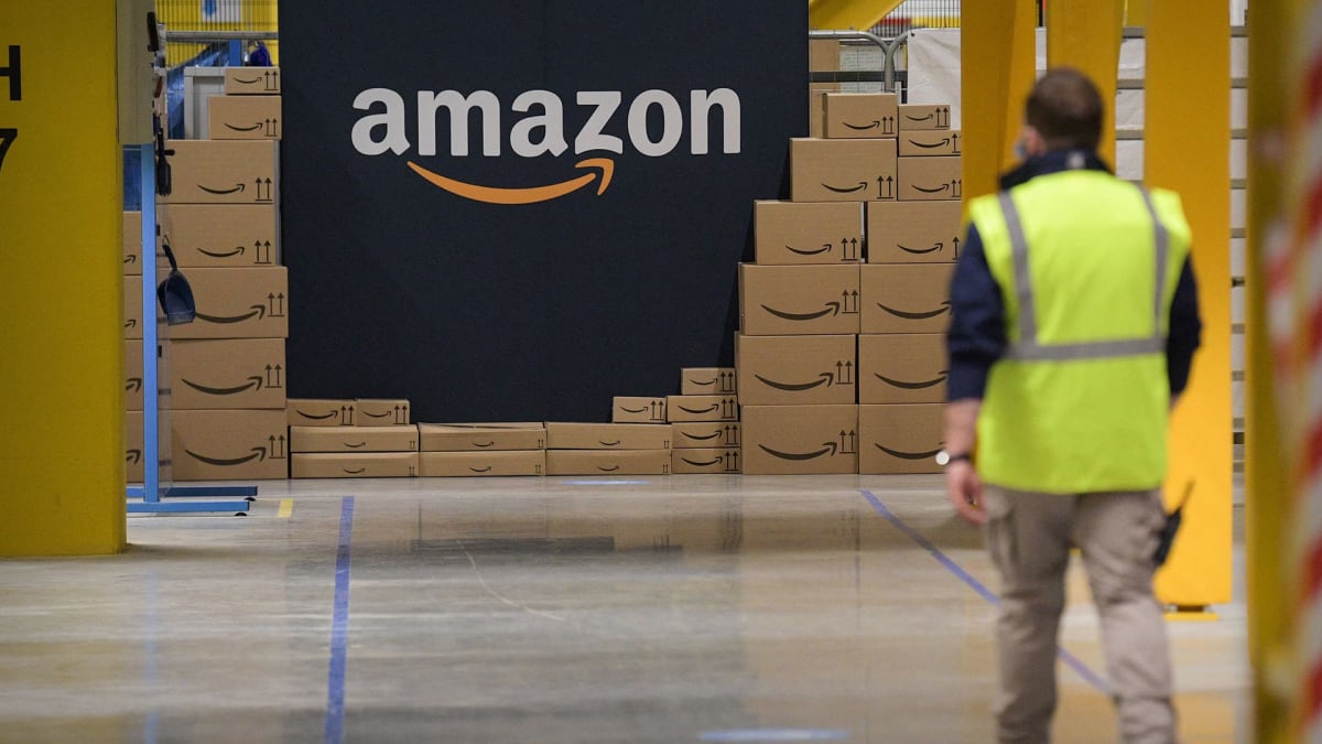 Buy Amazon on Cyber Monday? Check the Charts First