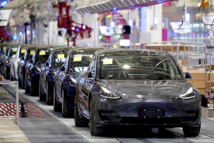 Los autos eléctricos Model 3 salen de la Gigafactory de Tesla en Shanghái el 7 de enero de 2020.  Foto: Reuters