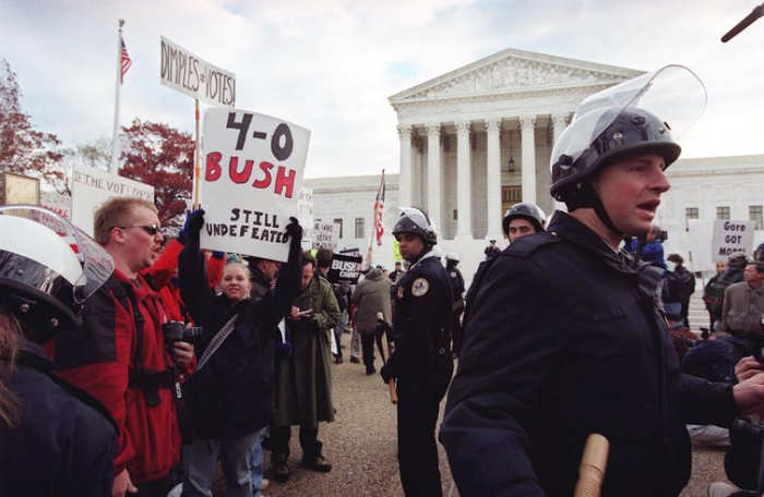 The scene outside the Supreme Court, Dec. 11, 2000. Shawn Thew/AFP via Getty Images