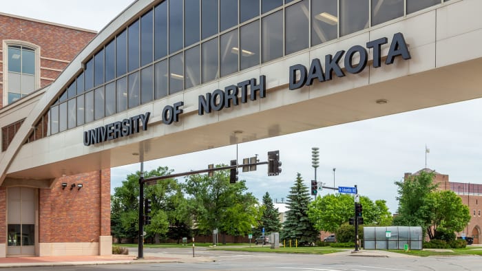 16 univ Ndakota grand forks Ken Wolter : Shutterstock