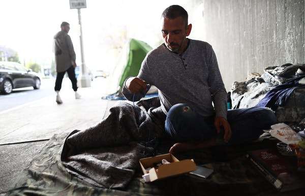 As veterans’ facilities close to new participants, many veterans eligible to leave prison or jail have nowhere to go and may become homeless, like this Navy veteran in Los Angeles. Getty/Mario Tama