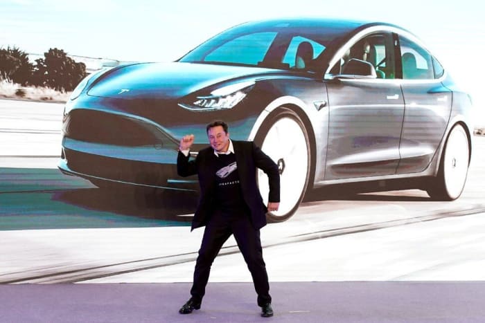 Elon Musk dansează pe scenă în timpul unui eveniment de livrare pentru mașinile Tesla Model 3 fabricate în China, în Shanghai, pe 7 ianuarie 2020.