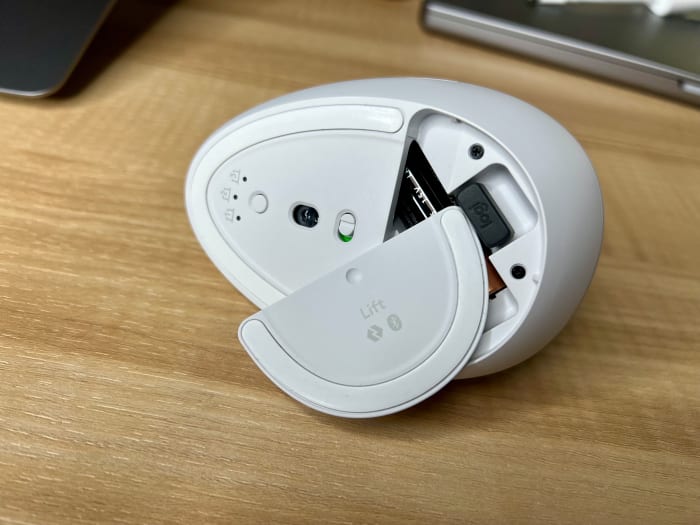 Logitech Lift Vertical avec capot inférieur retiré.