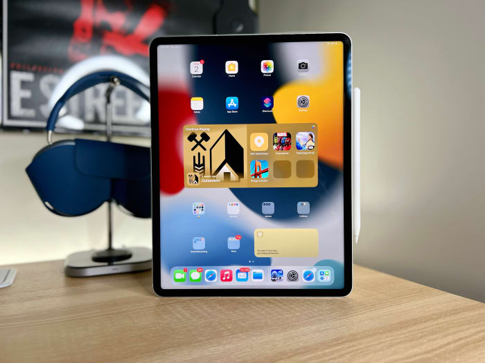 12.9-inch iPad Pro (M1 chip with Liquid Retina XDR display)