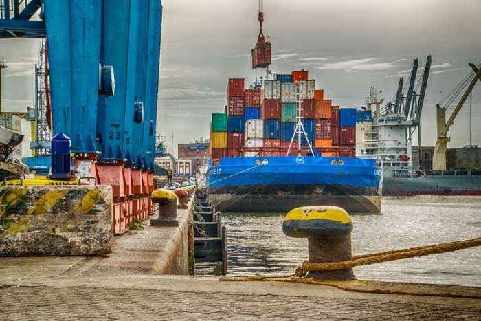 Ships that can connect to electric power in port can cavoid burning fuel that produces greenhouse gases and pollution. Ernesto Velázquez/Unsplash, CC BY