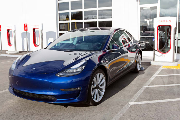 5c tesla model 3 Alexei Potov : Shutterstock