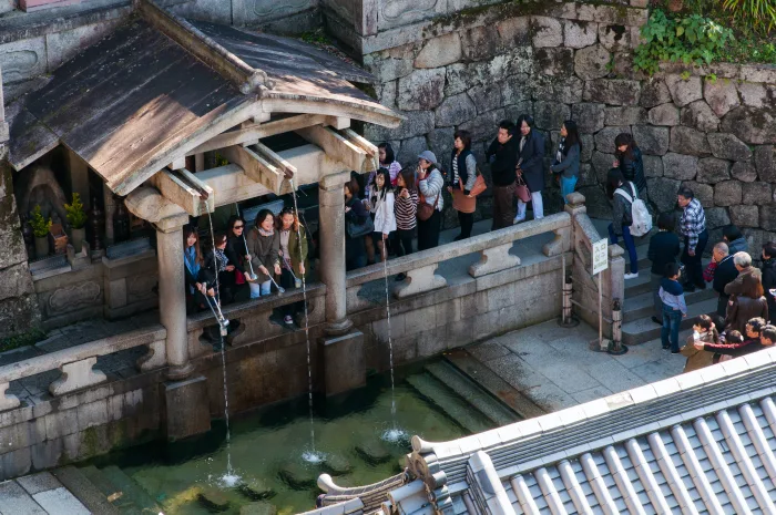 Los peregrinos ruegan en este lugar sagrado budista de kyoto japón