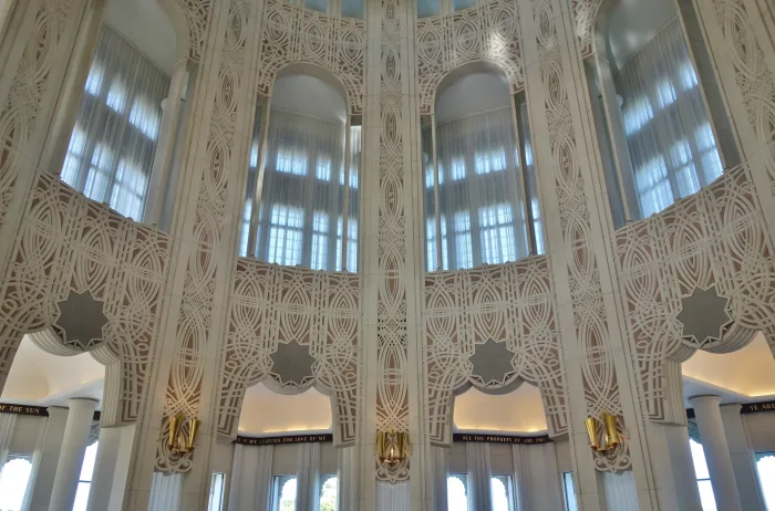 Interior de la casa de Adoración Baha' en Estados Unidos