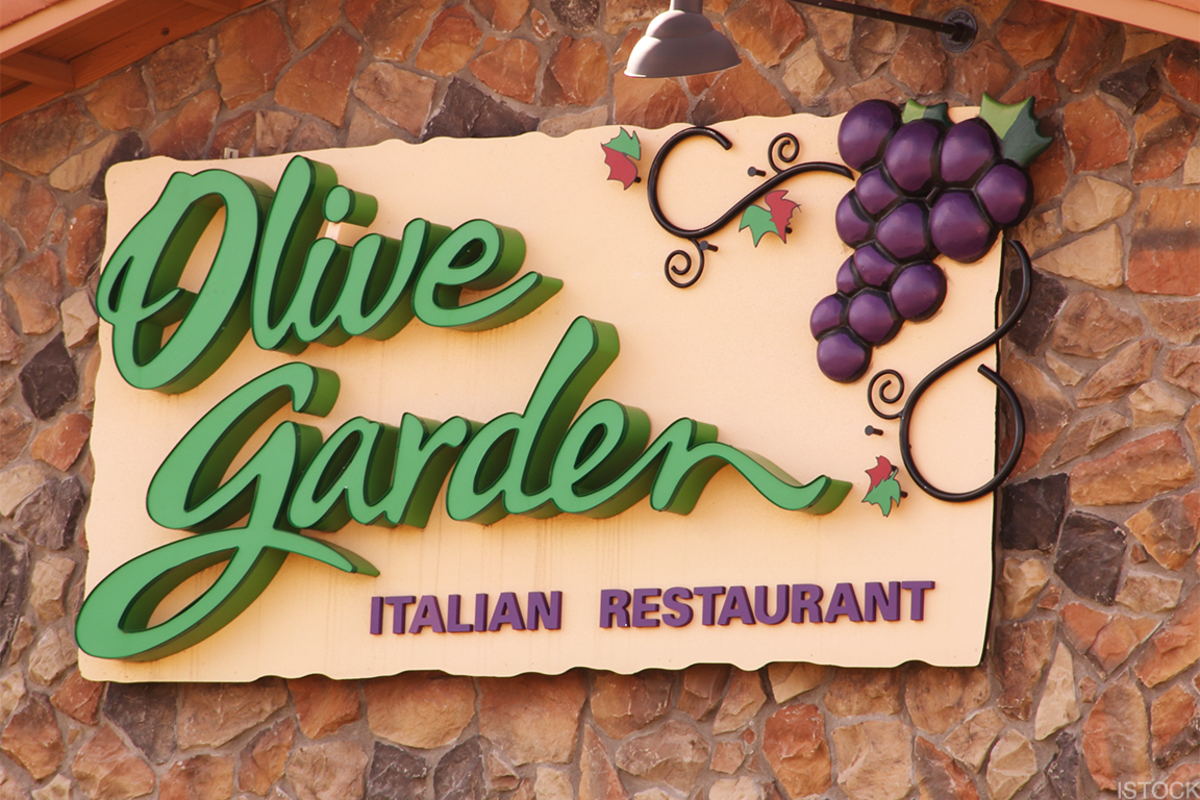 Одесские они на итальянском. Олив Гарден еда. Ресторан итальянский сад. Olive Garden Restaurant. Италиянский ресторан оливковый ветв логотип.
