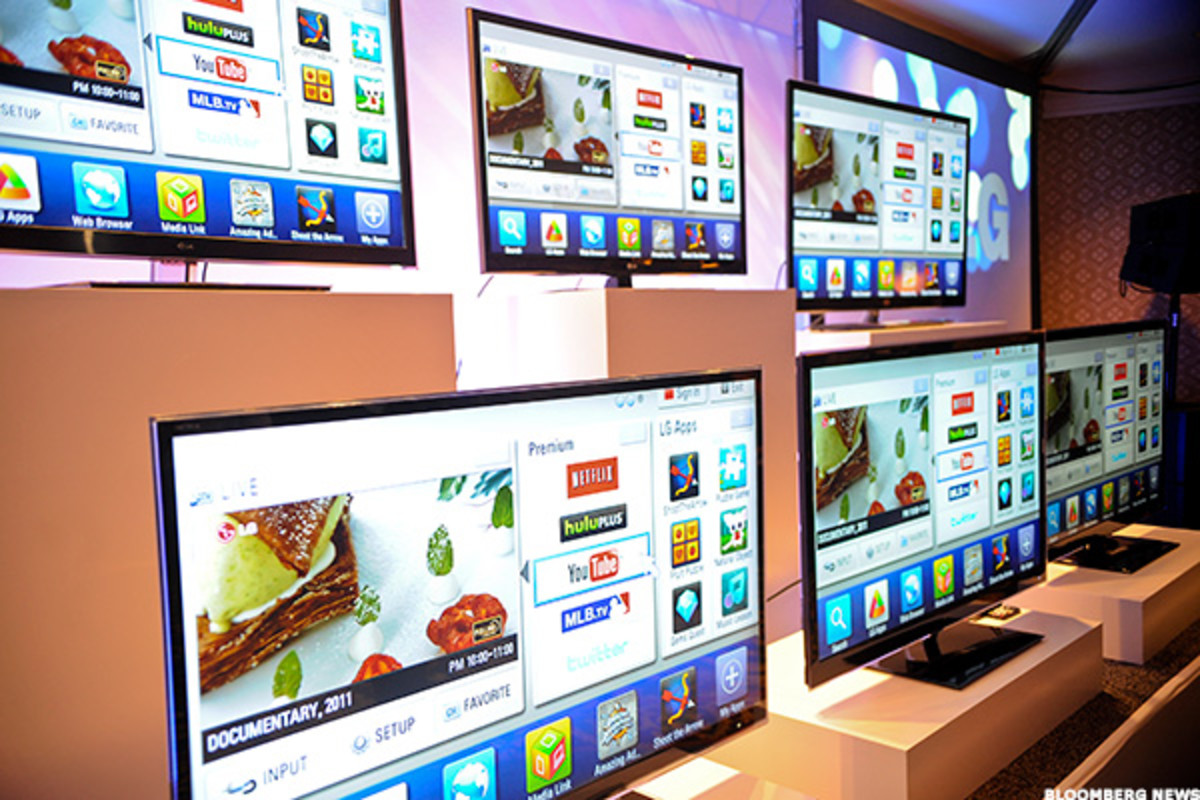 Телевизор зал смарт. Телевизор смарт ТВ на стене. Телевизор новейшие технологии окружающий. MOONX телевизоры. Видаа система телевизора.