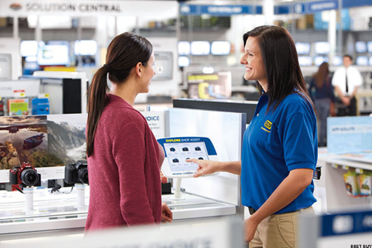 best buy employee helping customer