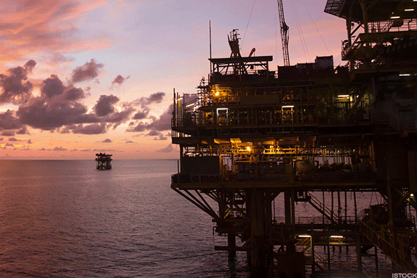 Oil Bounces From 9-Month Low As Hurricane Ian Clips Gulf Output - Vimarsana News