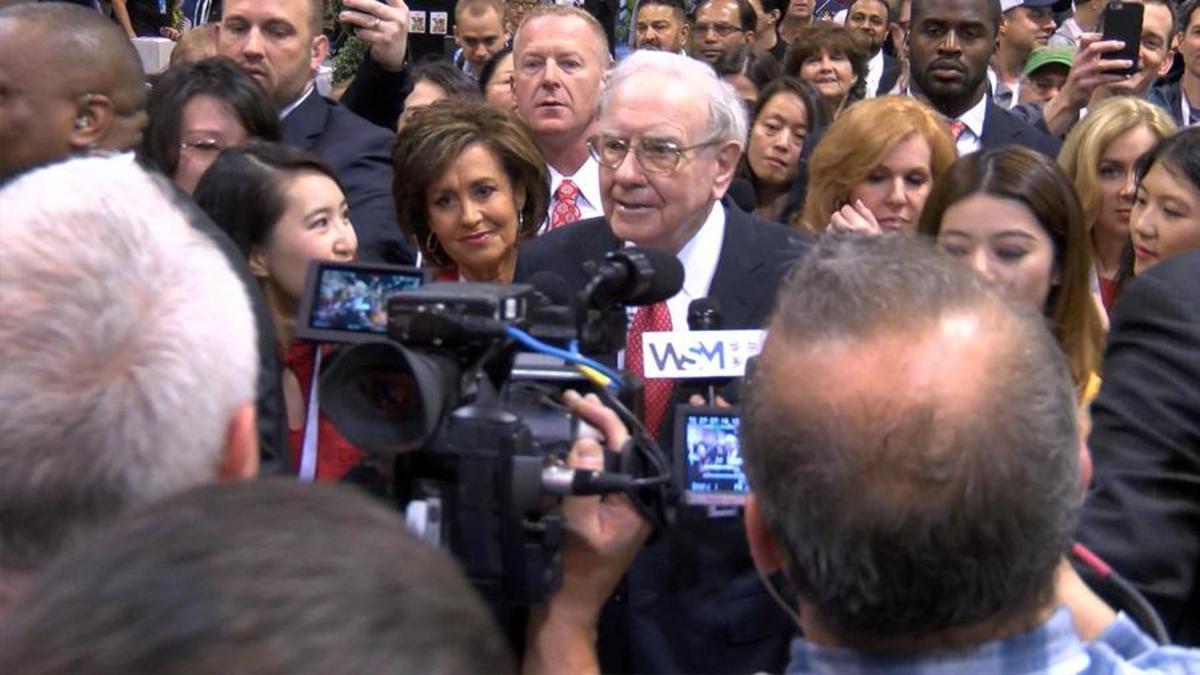 Warren Buffett Walks the Convention Floor Before Annual Meeting