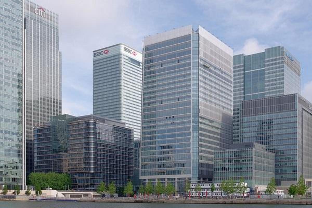 Кэнэри Уорф. One Canada Square, the HSBC Tower, the Citigroup Centre. One Churchill place. Уорф Дж. "Посреди жизни".